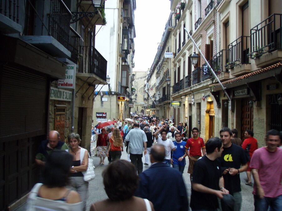 Calle 31 de Agosto de San Sebastián llena de gente, con la iglesia al fondo