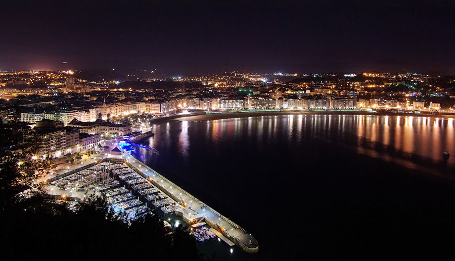 Vista nocturna de la bahía de la Concha de San Sebastián desde el monte Urgull
