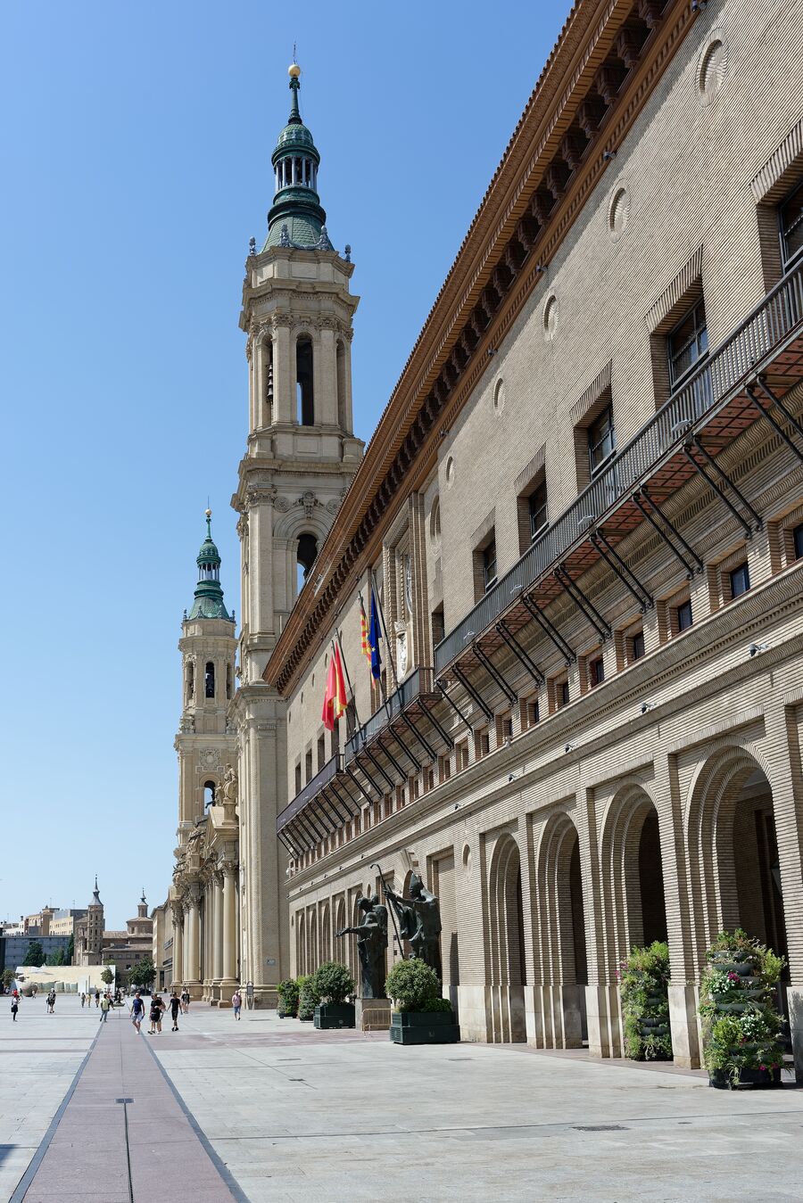 Basílica del Pilar y Ayuntamiento vistos desde la plaza del Pilar de Zaragoza