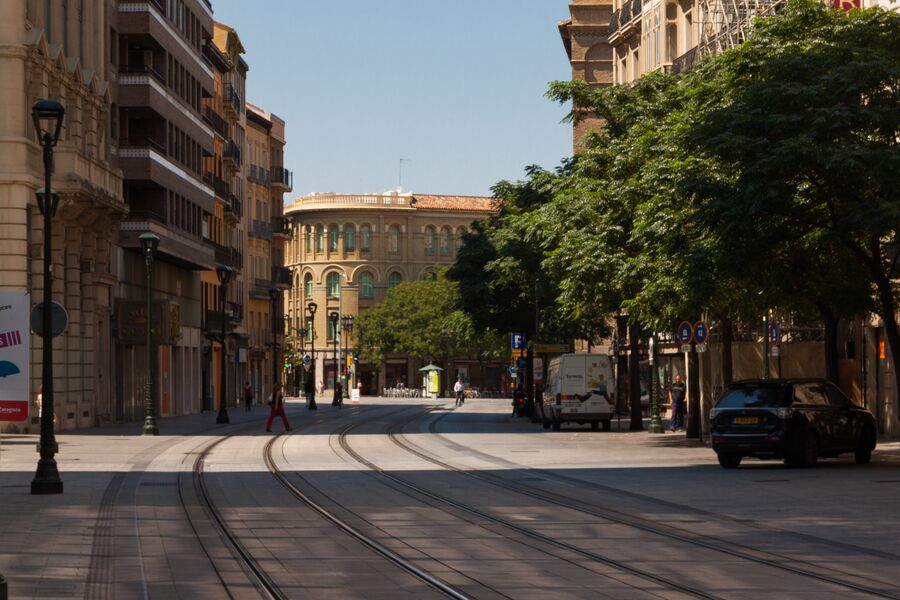 Calle del Coso en Zaragoza con sus edificios y el tráfico urbano