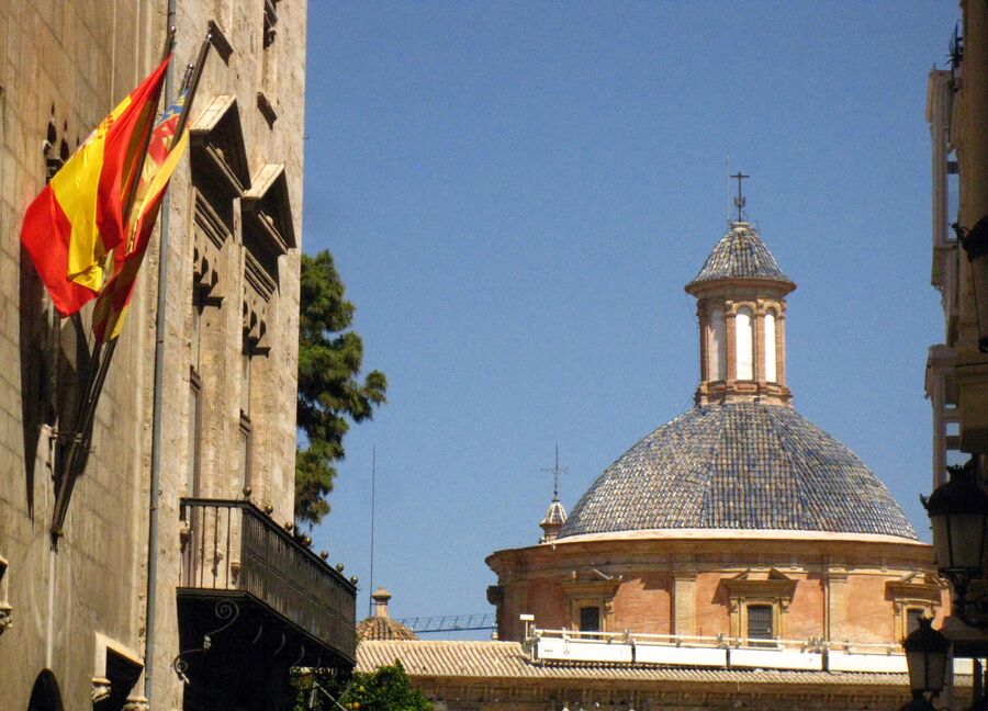 Calle Caballeros de Valencia con el Palau de la Generalitat y la cúpula de la basílica al fondo