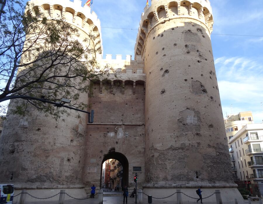 Torres de Quart de Valencia, puerta medieval de piedra con los impactos de los proyectiles en la fachada