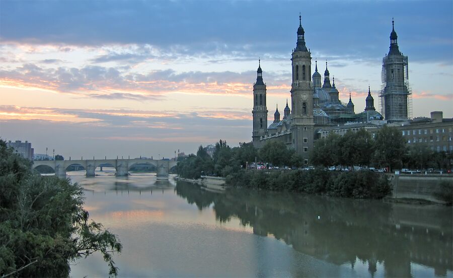 Basílica del Pilar de Zaragoza junto al Ebro