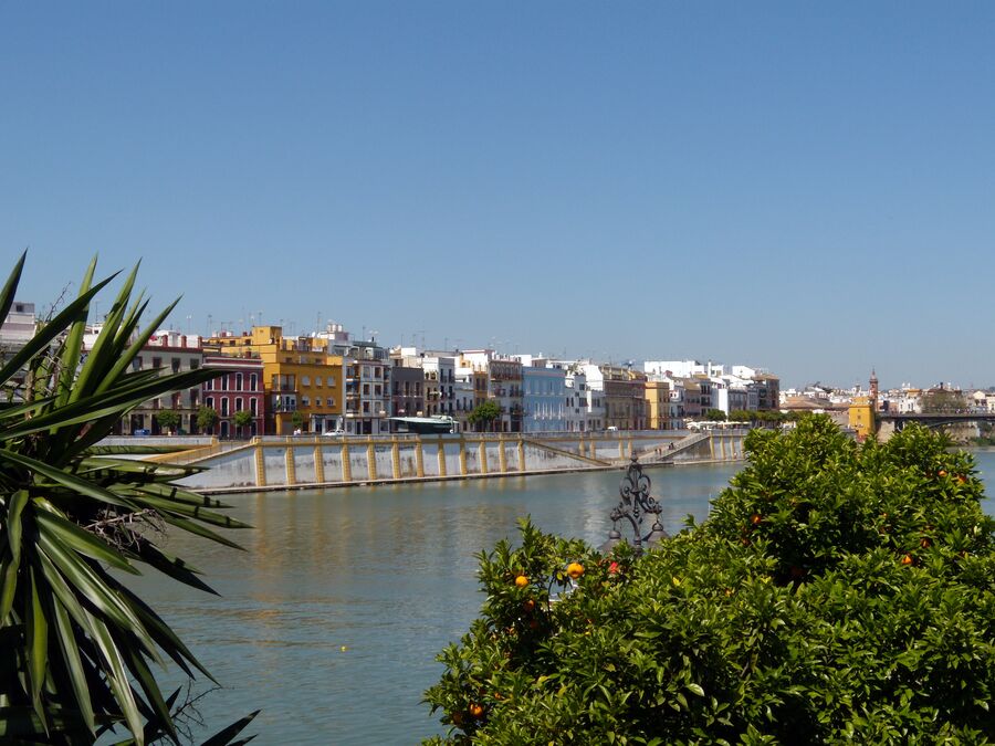 Fachadas de colores de la calle Betis vistas desde la otra orilla del Guadalquivir