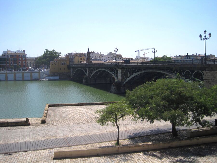 Puente de Isabel II sobre el Guadalquivir, con sus arcos de hierro