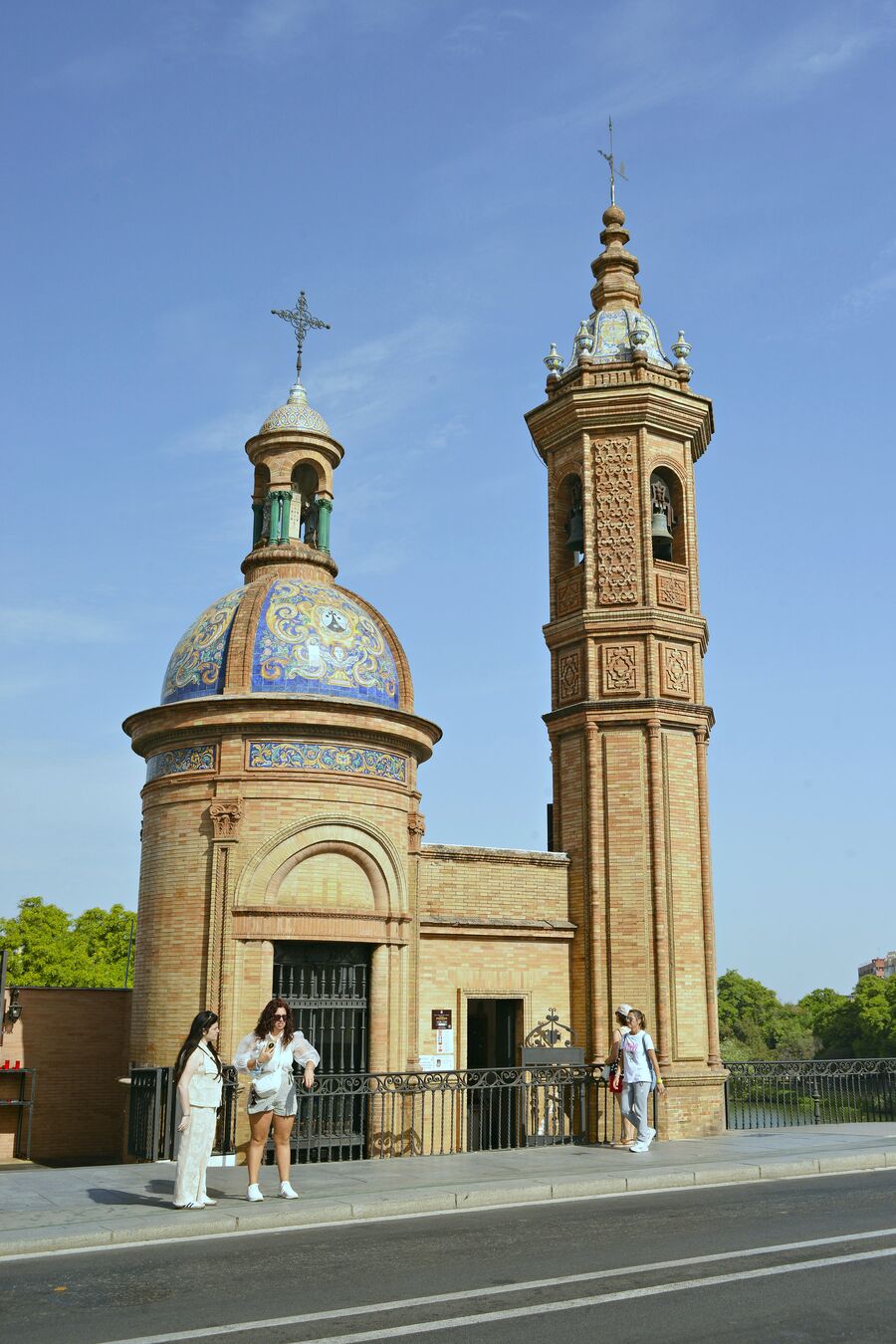 Capilla del Carmen de Triana, obra de Aníbal González, junto al puente