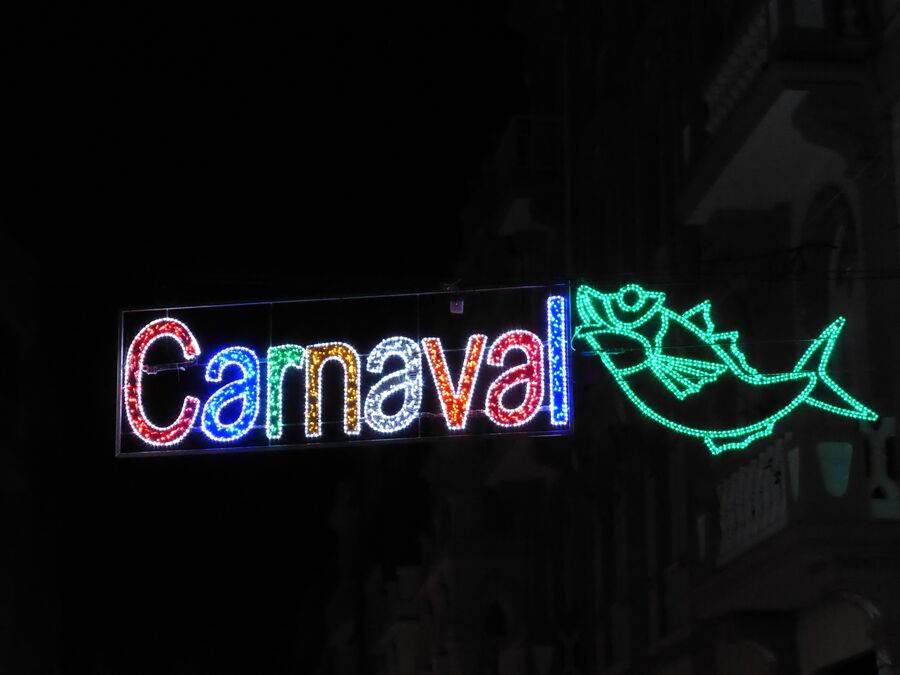 Anuncio luminoso del Carnaval de Santa Cruz de Tenerife en el centro de la ciudad