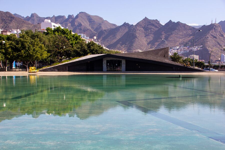 Plaza de España de Santa Cruz de Tenerife, con su lámina de agua