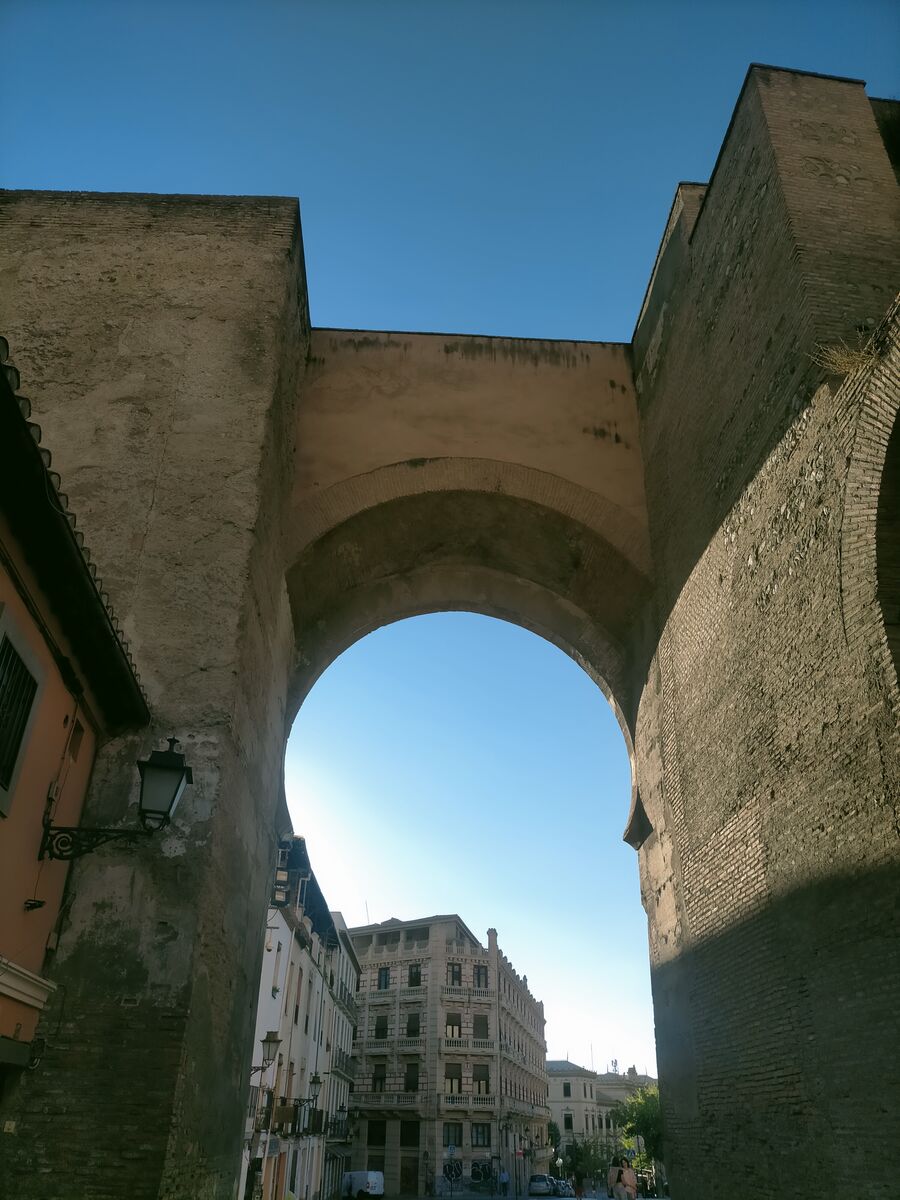 Arco de Elvira, la antigua puerta monumental que cierra el extremo de la calle Elvira de Granada