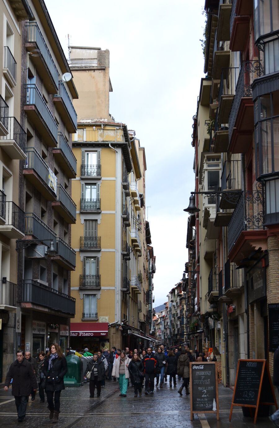 Calle Estafeta de Pamplona, estrecha y recta, en el casco viejo de la ciudad