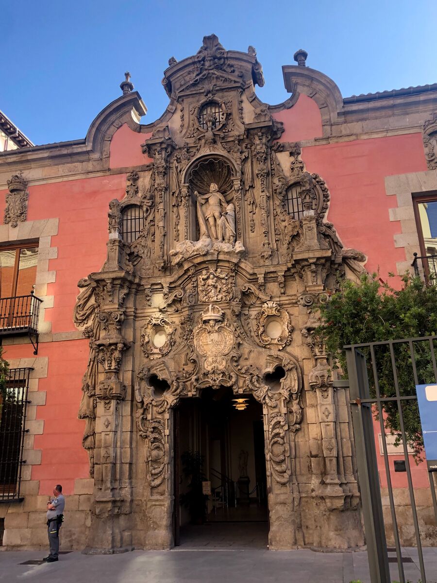 Portada barroca del Museo de Historia de Madrid, antiguo Real Hospicio de San Fernando, en la calle de Fuencarral