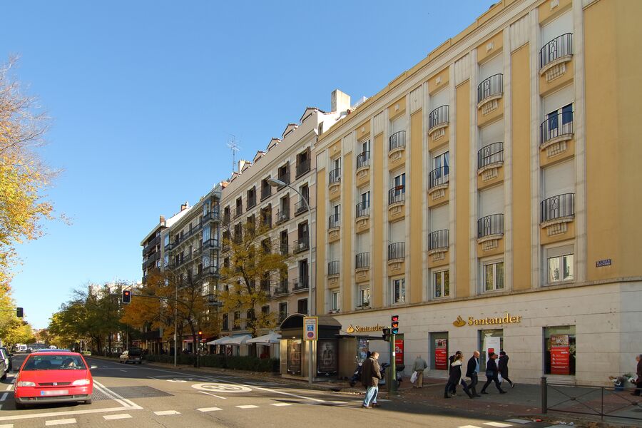 Calle de Luchana desde la glorieta de Bilbao, en el extremo norte del entorno de Fuencarral