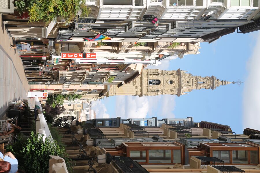 Calle Portales de Logroño con sus soportales y la torre de la concatedral al fondo