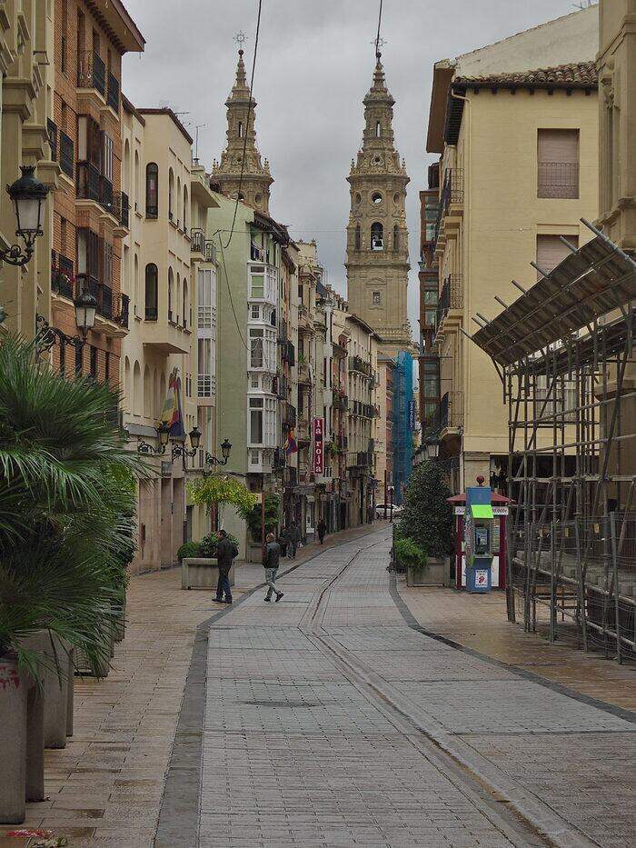 La calle Portales de Logroño, peatonal y recta, con las dos torres barrocas de la concatedral de la Redonda al fondo