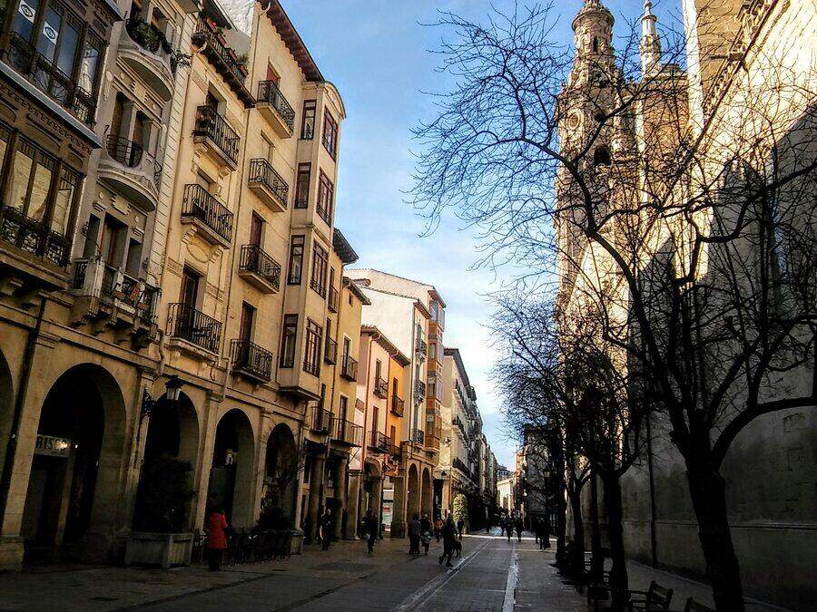 Soportales de la calle Portales de Logroño con las torres de la concatedral de la Redonda a la derecha