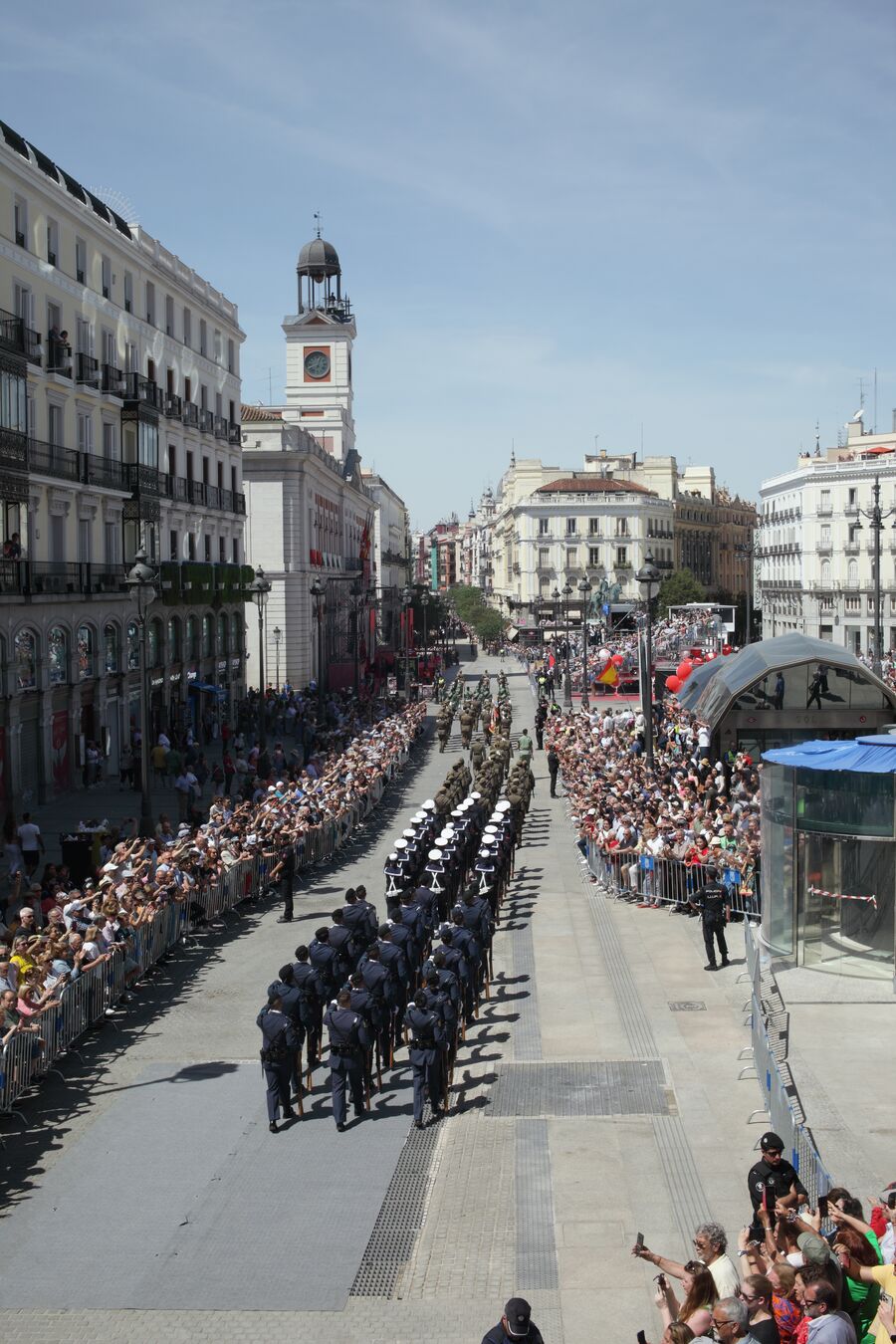 Puerta del Sol de Madrid con gente cruzando la plaza