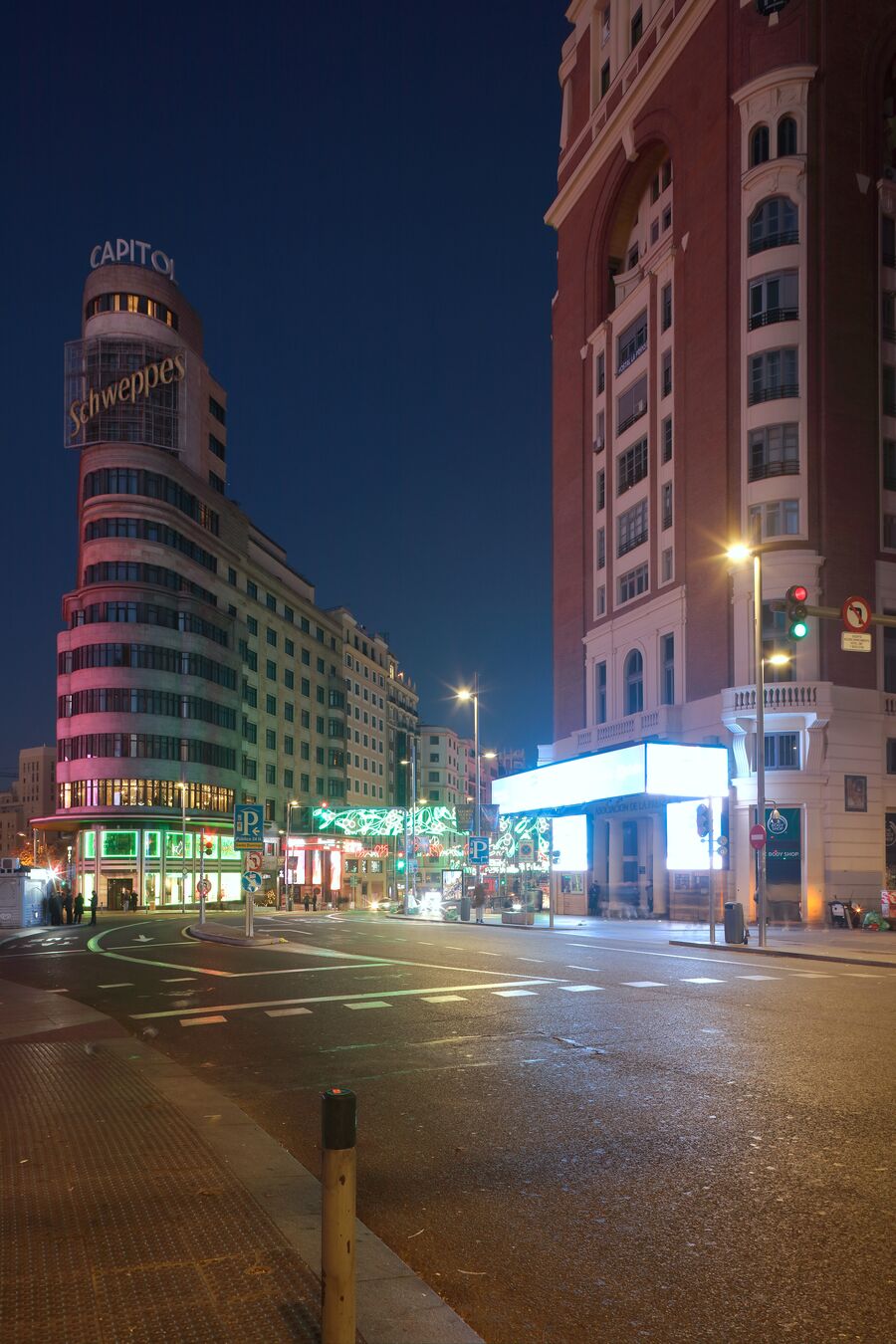 Plaza de Callao en Madrid con sus edificios y cines