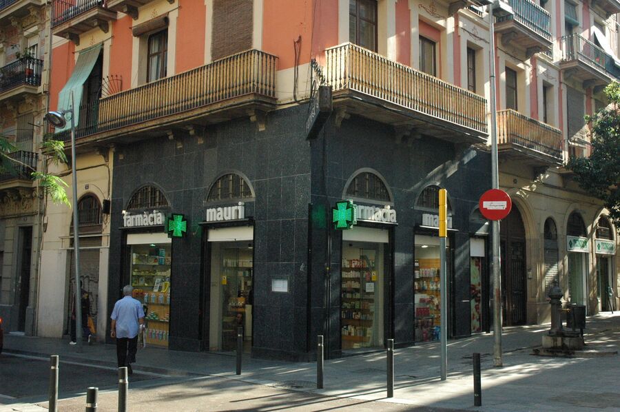 Carrer de Blai en el Poble-sec de Barcelona, peatonal y con terrazas a ambos lados