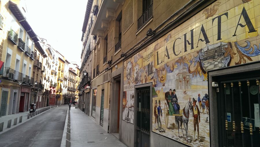 Calle Cava Baja en el barrio de La Latina, en Madrid