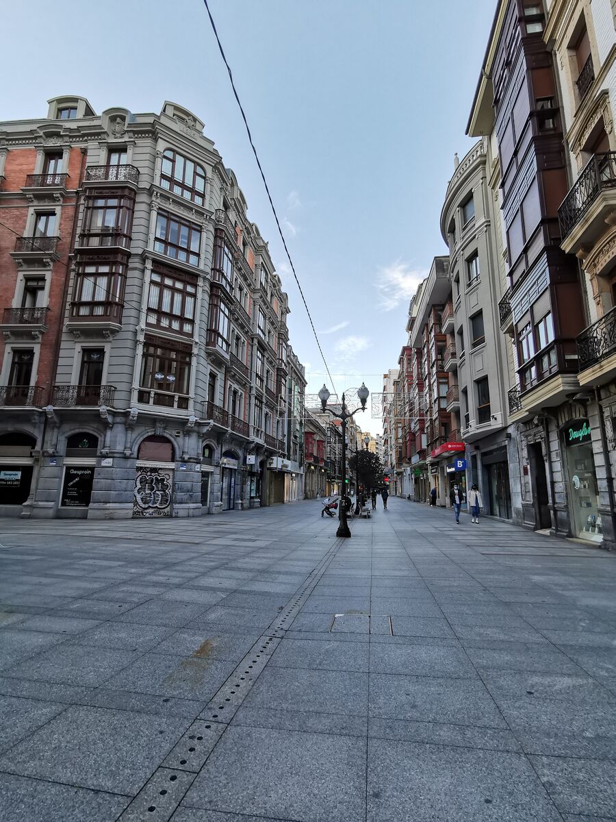 Calle Corrida de Gijón con sus edificios y su recorrido peatonal