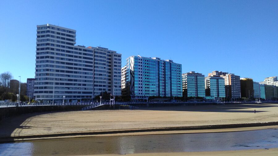 Edificios del Muro de San Lorenzo frente a la playa de Gijón