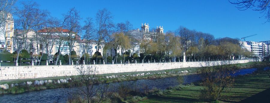 Paseo del Espolón de Burgos visto desde la otra orilla del río Arlanzón, con la catedral al fondo