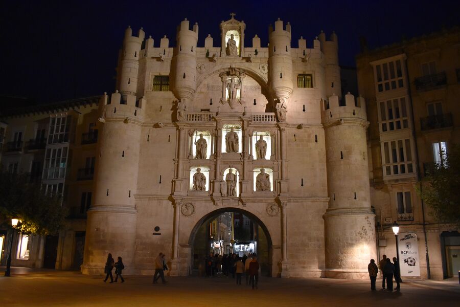 Arco de Santa María de Burgos iluminado de noche