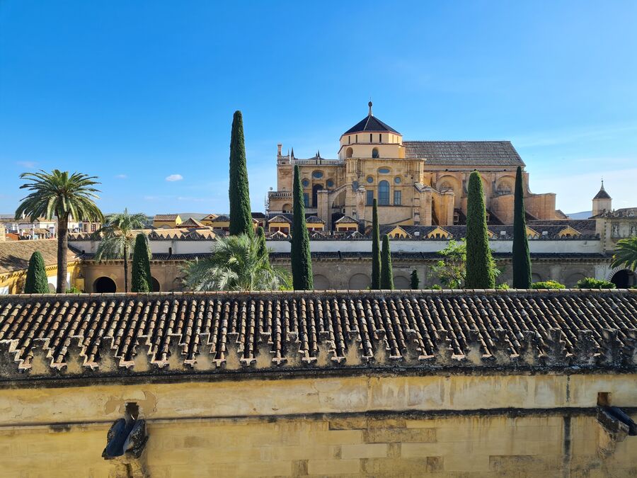 Exterior de la Mezquita-Catedral de Córdoba visto por encima de los tejados
