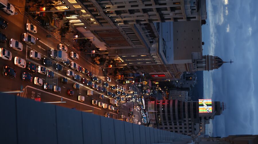 La Gran Vía de Madrid iluminada de noche