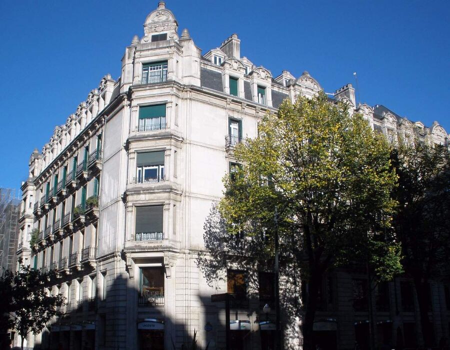 Gran Vía de Bilbao con sus edificios y aceras anchas