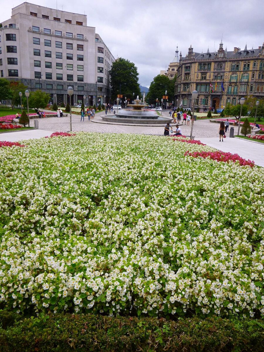 Plaza Moyúa de Bilbao con su jardín circular