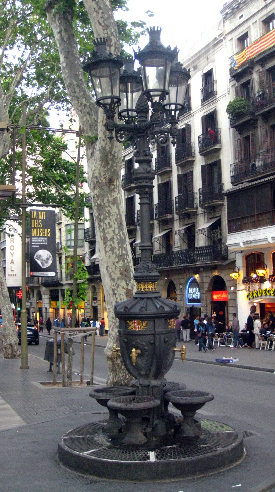 Fuente de Canaletes en La Rambla de Barcelona