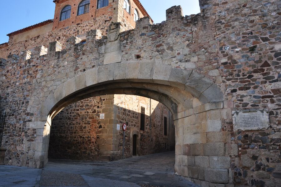 Arco de la Estrella en la muralla de Cáceres