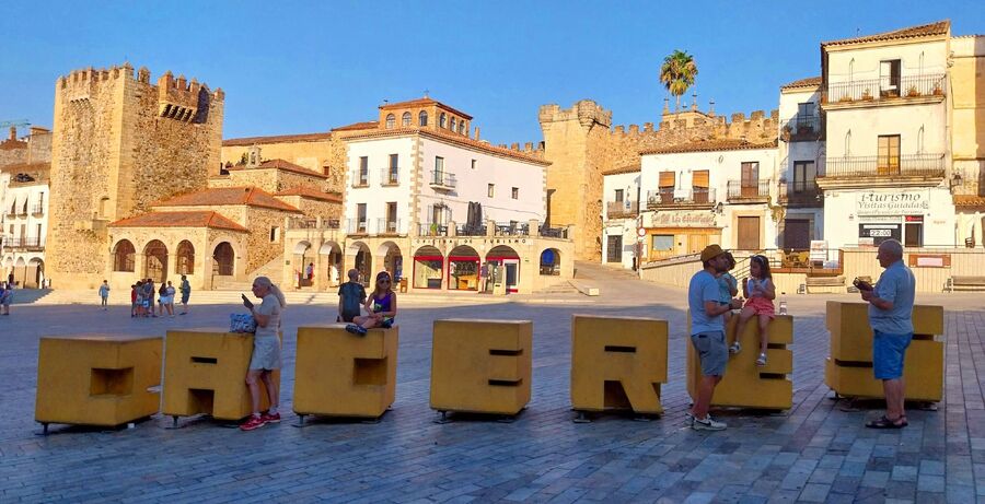Letras decorativas en la Plaza Mayor de Cáceres