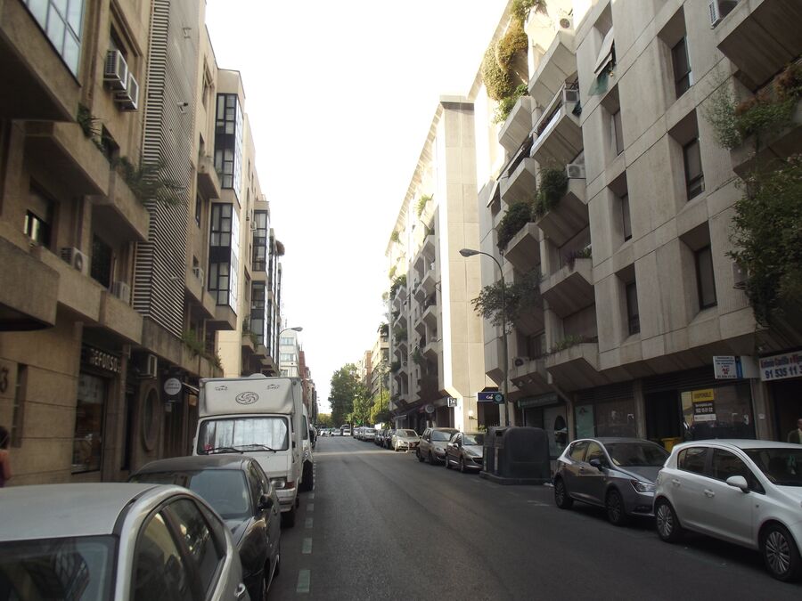 Calle de Ponzano en Madrid, recta y con edificios de viviendas a ambos lados