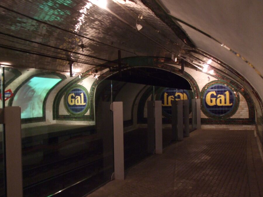 Andén conservado de la antigua estación de metro de Chamberí en Madrid
