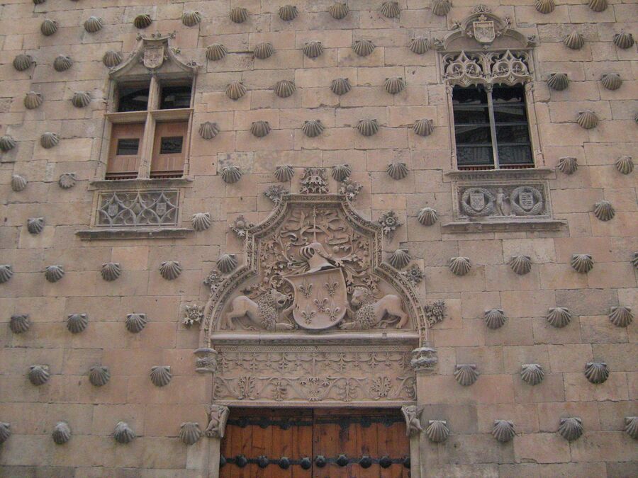 Detalle de la fachada de la Casa de las Conchas de Salamanca, con las conchas de peregrino talladas en la piedra