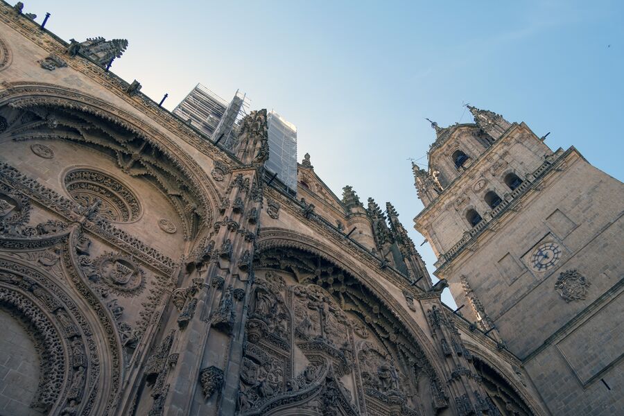 Fachada de la Catedral Nueva de Salamanca en piedra de Villamayor