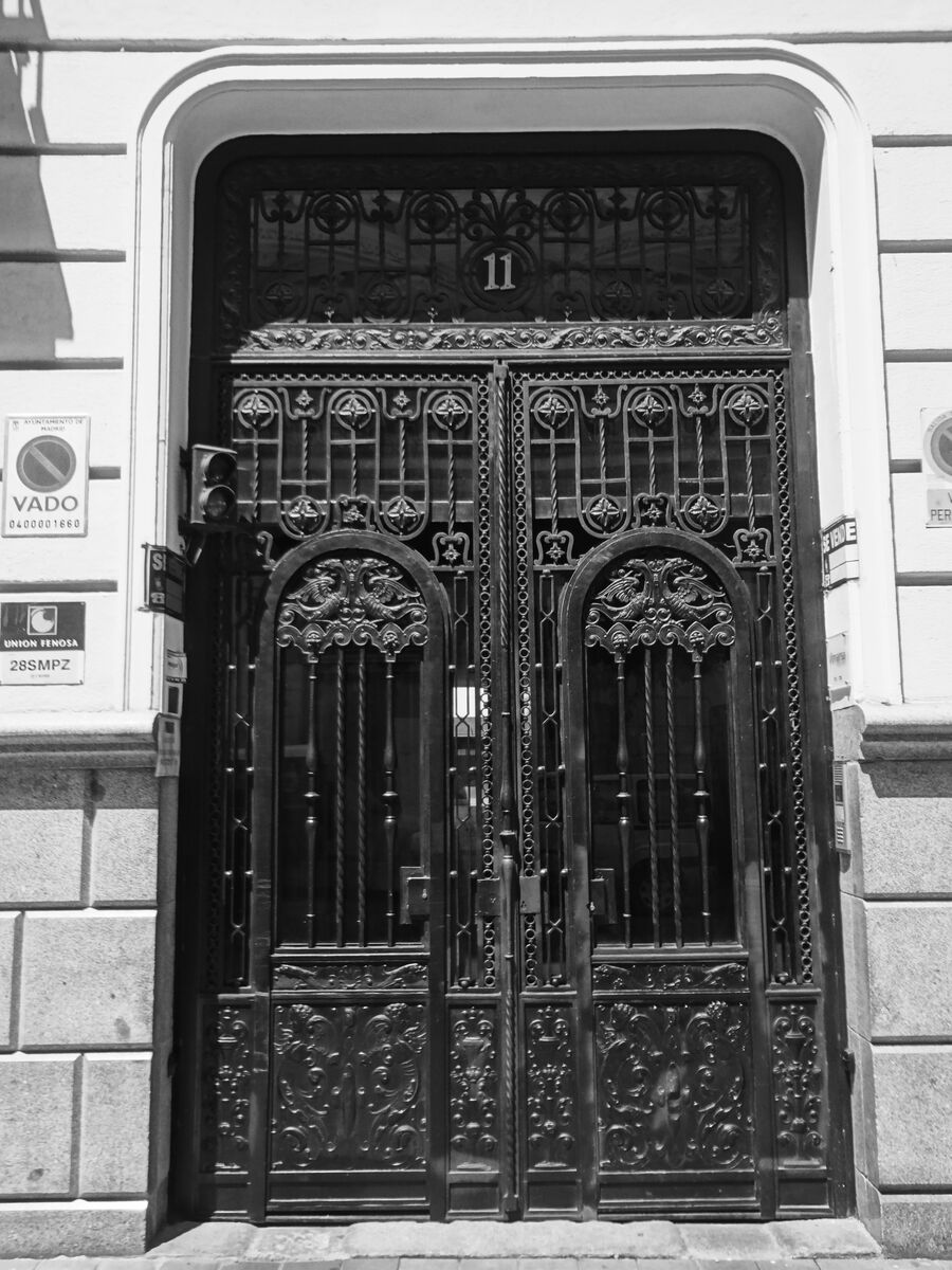 Puerta metálica antigua de un edificio del barrio de Salamanca, en Madrid