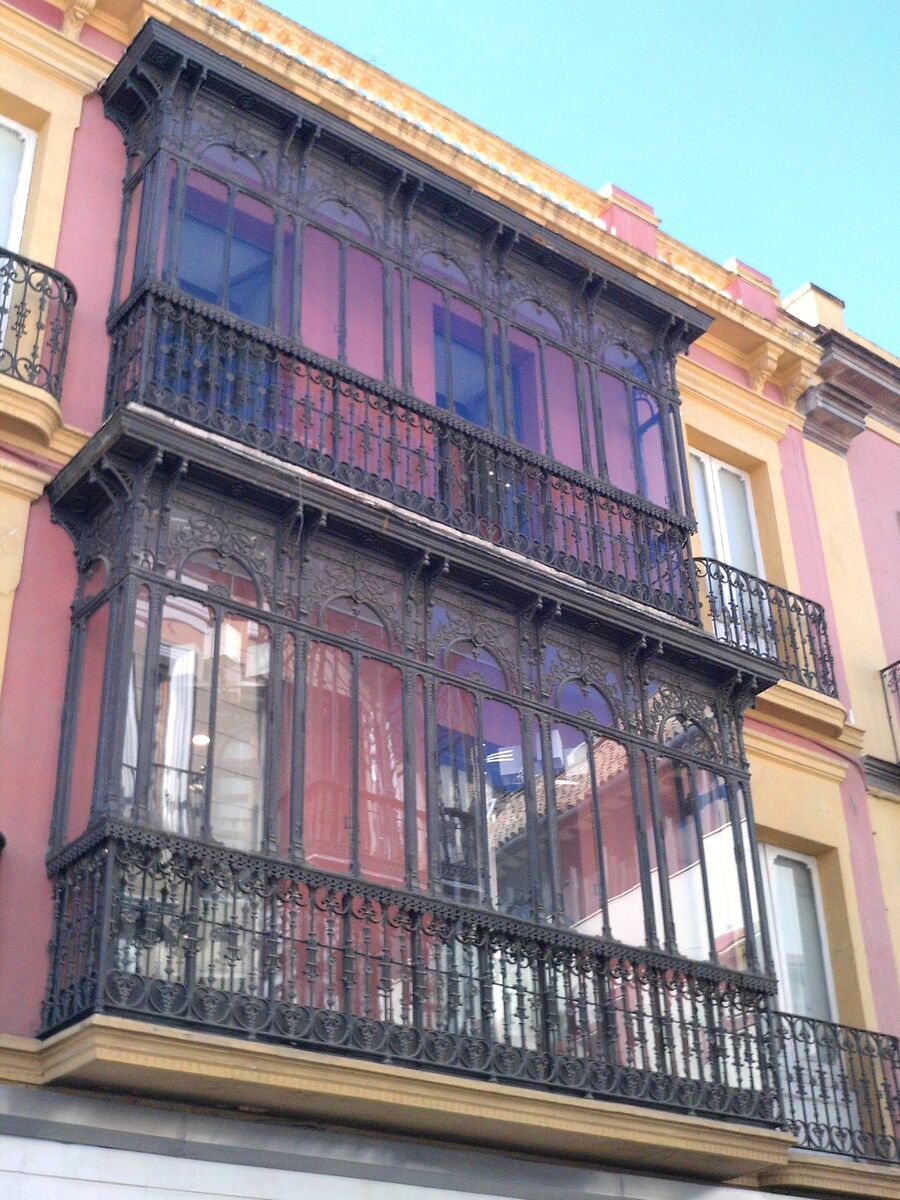 Balcones de un edificio de la calle Tetuán de Sevilla