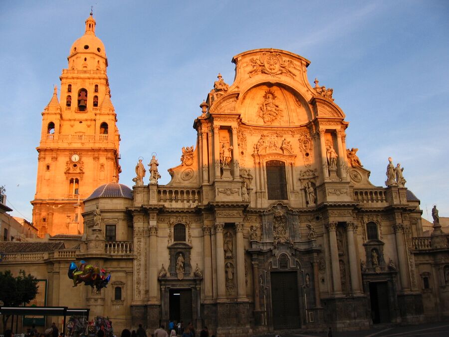 Fachada principal y torre de la catedral de Murcia