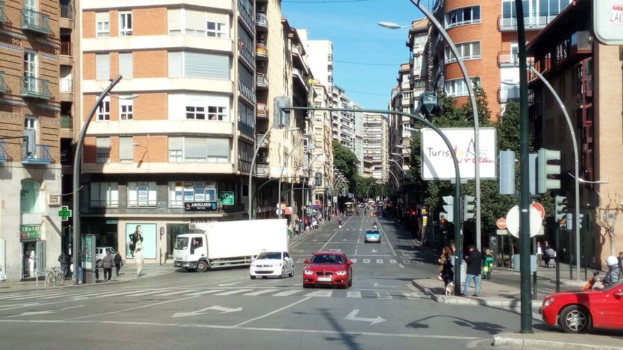 Gran Vía de Murcia con sus edificios y su tráfico